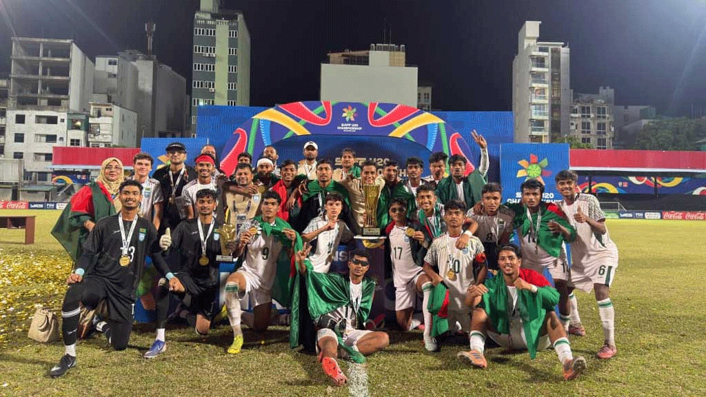 ছাদখোলা বাসে সংবর্ধনা পাচ্ছেন সাফজয়ী যুবারা