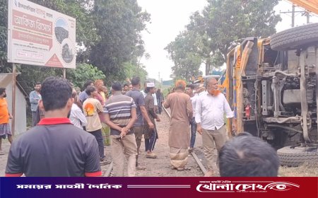 যশোরে ট্রেনের ধাক্কায় ট্রাক দুমড়েমুচড়ে চালক নিহত, আহত ১