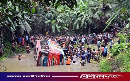 কুষ্টিয়ায় ডাম্প ট্রাকের সঙ্গে সংঘর্ষে বাস খাদে, নিহত ৩, আহত অন্তত ২০