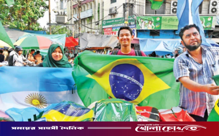 বিশ্বকাপের হাওয়ায় জার্সি পতাকার দোকানে ভিড়