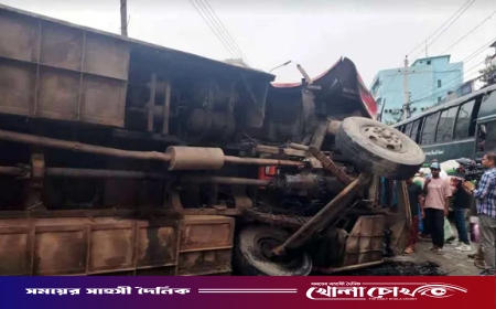 ঢাকায় ডিভাইডার ভেঙে বিপরীত লেনের বাসে ধাক্কা, নিহত চার