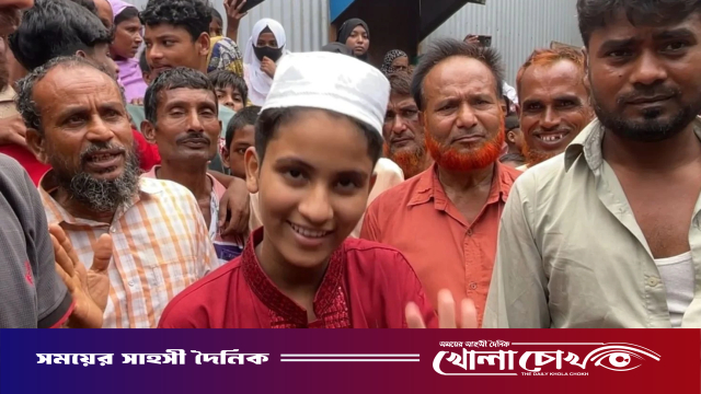 মেয়ে থেকে ছেলেতে রূপান্তরিত নূরনবীকে দেখতে উৎসুক জনতার ভিড়