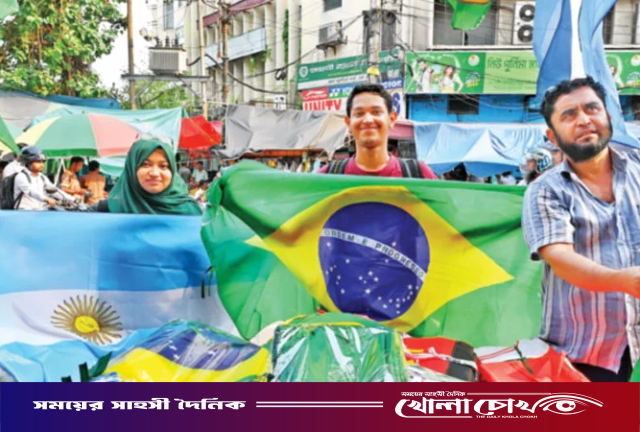 বিশ্বকাপের হাওয়ায় জার্সি পতাকার দোকানে ভিড়