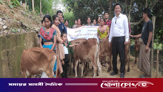 রোয়াংছড়িতে অতিদরিদ্র ৪২ পরিবার পেলো বকনা গরু