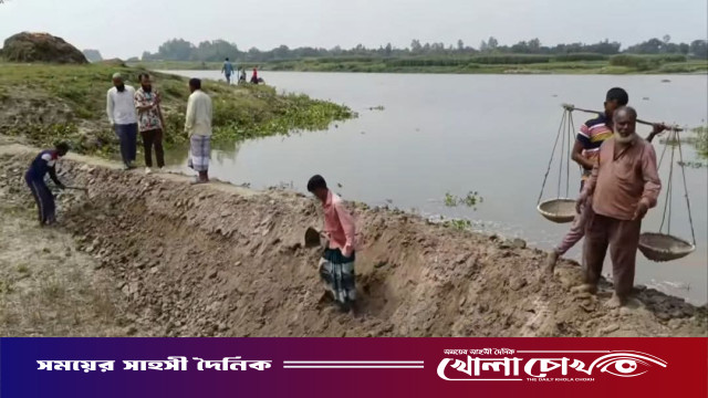 আত্রাইয়ে উজানের ঢলে নদীর পানি বৃদ্ধি, সোনালি ফসল তলিয়ে যাওয়ার শঙ্কায় স্বেচ্ছায় বাঁধ মেরামতে ব্যস্ত কৃষকেরা
