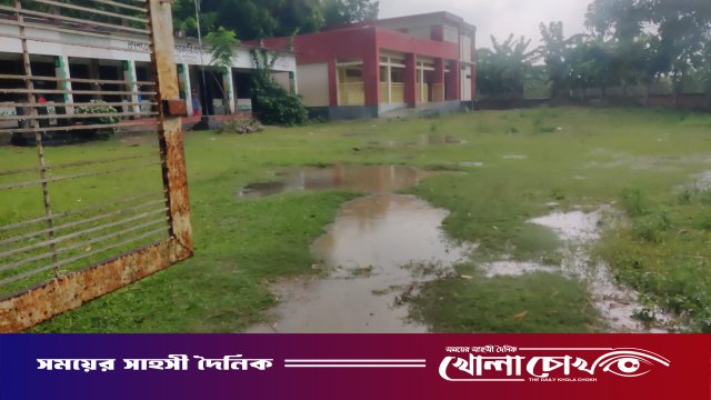সালথায় চর বল্লভদী সরকারি প্রাথমিক বিদ্যালয়ের মাঠে জলাবদ্ধতা: চরম দুর্ভোগে শিক্ষার্থীরা