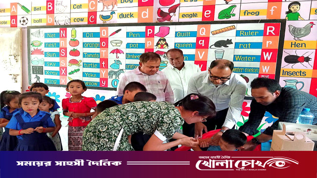 থানচিতে হাম-রুবেলা টিকা কার্যক্রম পরিদর্শন করেছেন সিভিল সার্জন