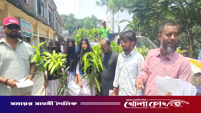 মহম্মদপুরে এসএসসি পরীক্ষার্থীদের মাঝে ফলের চারা ও ফিউচার কার্ড বিতরণ করলেন নহাটা ইউনিয়ন ডেভেলমেন্ট সোসাইটি