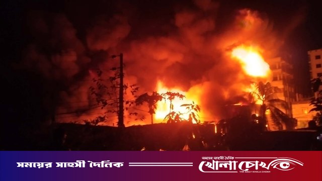 রাজধানীর কদমতলীতে ফোমের মিলে ভয়াবহ আগুন, নিয়ন্ত্রণে ৫ ইউনিট