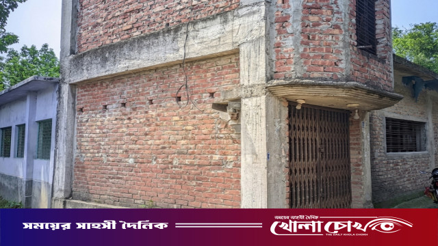 রাস্তা নিয়ে বিরোধের জেরে মসজিদে তালা: নওগাঁয় মুসল্লিদের চরম ক্ষোভ ও ভোগান্তি
