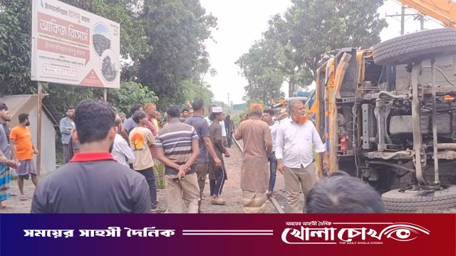 যশোরে ট্রেনের ধাক্কায় ট্রাক দুমড়েমুচড়ে চালক নিহত, আহত ১