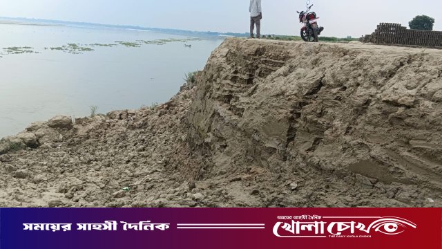 দৌলতপুরে নদী ভাঙ্গনের মাঝেই রাতের আঁধারে মাটি কাটছে ইটভাটা মালিক