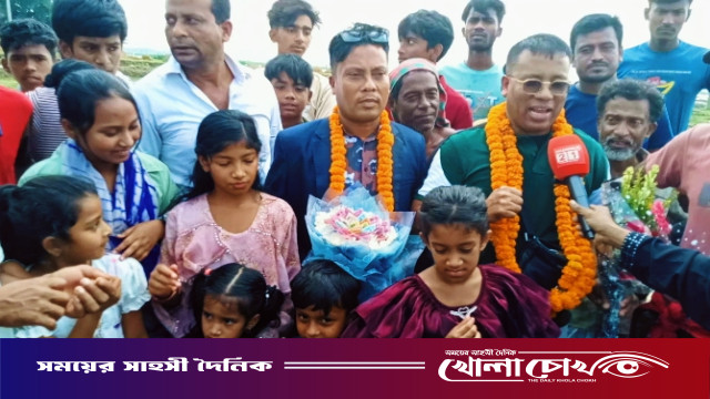 ১৬ বছর পর  হেলিকপ্টারে চড়ে নিজ গ্রামে ফিরলেন ফ্রান্স প্রবাসী