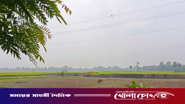 মান্দায় প্রশাসনের নাকের ডগায় তিন ফসলি জমিতে রাতের আঁধারে পুকুর খনন