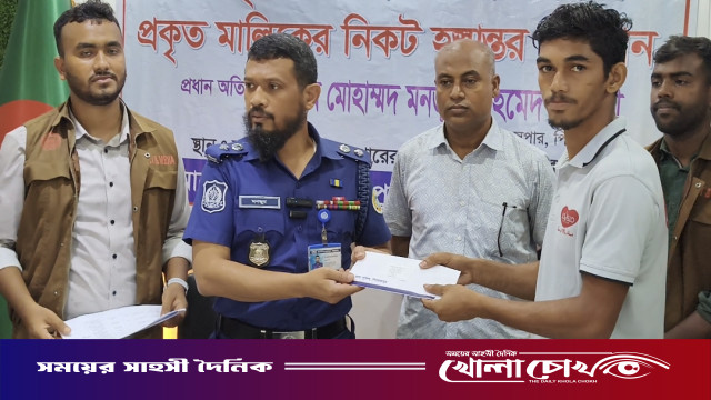 পিরোজপুরে হারিয়ে যাওয়া ২৫টি মোবাইল উদ্ধার করে মালিকদের ফিরিয়ে দিল পুলিশ