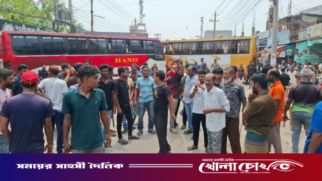 নওগাঁয় চালককে মারধর দূরপাল্লার বাস চলাচল বন্ধ