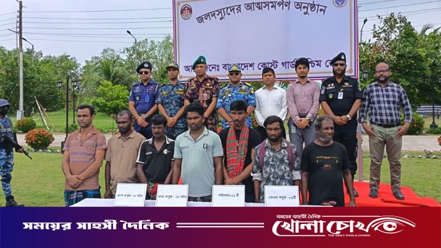 সুন্দরবনে কোস্টগার্ডের কাছে আত্মসমর্পণ করল 'সুমন বাহিনী'