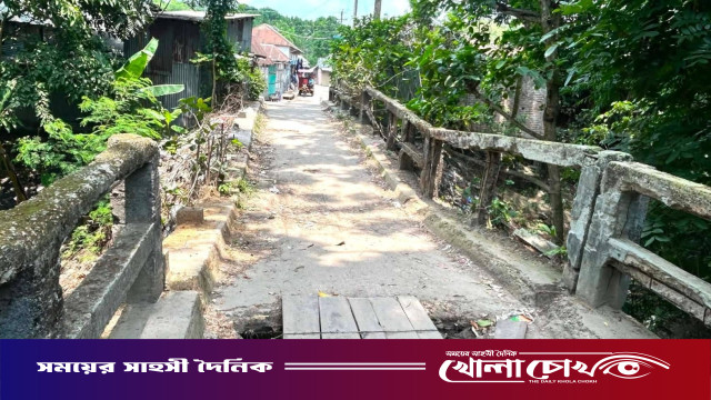 কাঠের জোড়াতালি দেওয়া সেতু দিয়েই পার হয় হাজারো মানুষ