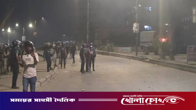 শিশু ধর্ষণের ঘটনায় রণক্ষেত্র চট্টগ্রাম, পুলিশভ্যানে আগুন