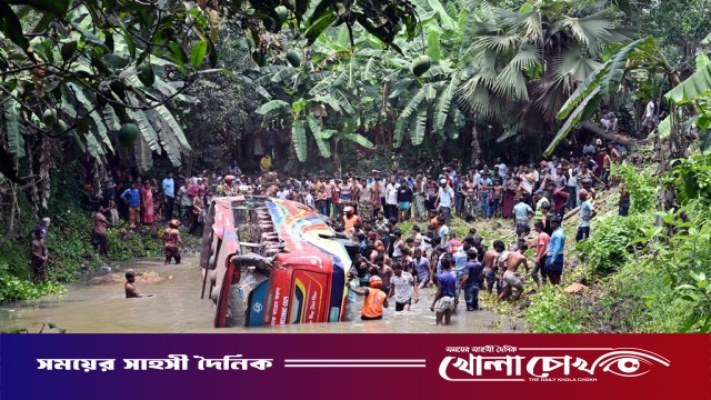 কুষ্টিয়ায় ডাম্প ট্রাকের সঙ্গে সংঘর্ষে বাস খাদে, নিহত ৩, আহত অন্তত ২০