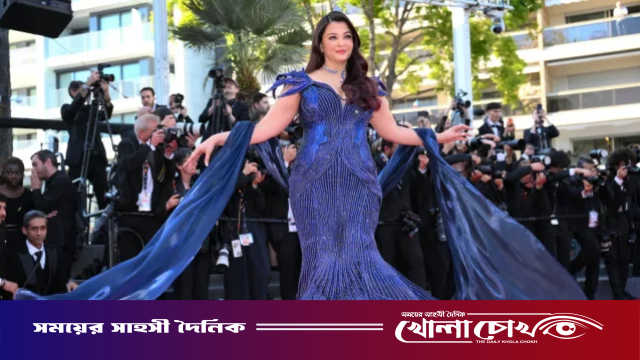 ব্লু গাউনে কানের লাল গালিচায় ঝড় তুললেন ঐশ্বরিয়া