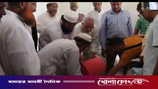 বোয়ালমারীতে আলোচিত সেই জব্দকৃত চাল মুয়াজ্জিনদের হাতে তুলে দিলেন সাংসদ