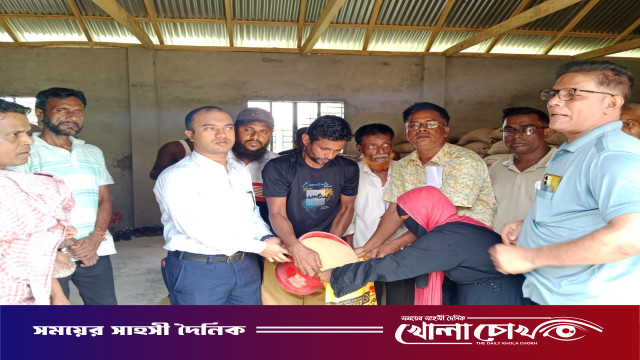 ঈদুল আযহা উপলক্ষে আগৈলঝাড়ায় বাকাল ইউনিয়নে দুঃস্থদের মাঝে ভিজিএফ চাল বিতরণ