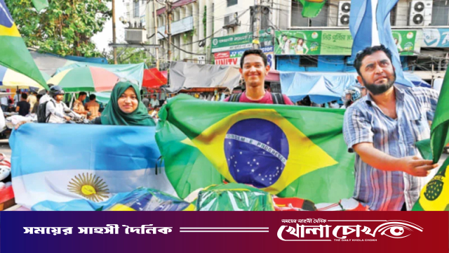 বিশ্বকাপের হাওয়ায় জার্সি পতাকার দোকানে ভিড়