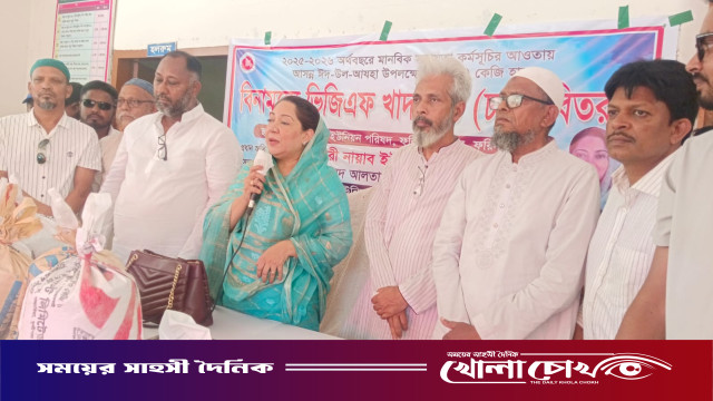 ফরিদপুরের কানাইপুরে ভিজিএফের চাল পেলেন অসহায় মানুষ