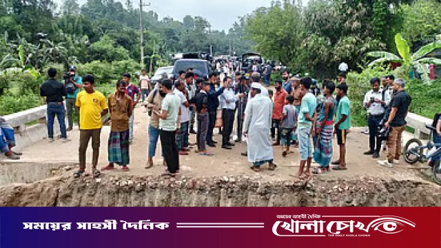 গভীর রাতে বুলডোজার দিয়ে র‍্যাব ক্যাম্পের দেয়াল গুঁড়িয়ে দিল সন্ত্রাসীরা, কেটে দেওয়া হলো রাস্তা