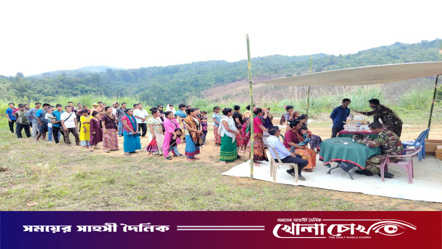 থানচিতে সেনাবাহিনীর মানবিক সহায়তা ও মেডিক্যাল ক্যাম্পেইন: পাহাড়ের জনজীবনে স্বস্তির ছোঁয়া
