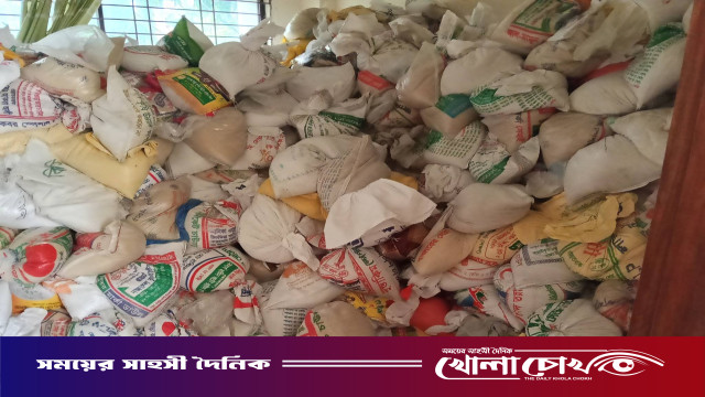 খোকসা পৌরসভায় ১৫৪৯ পরিবারের মাঝে ভিজিএফ চাল বিতরণ