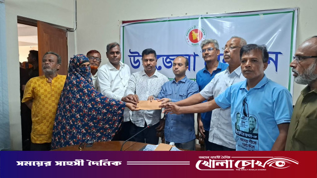 প্রধানমন্ত্রীর ঈদ উপহার পেলেন আগৈলঝাড়ার অসহায় পরিবার!