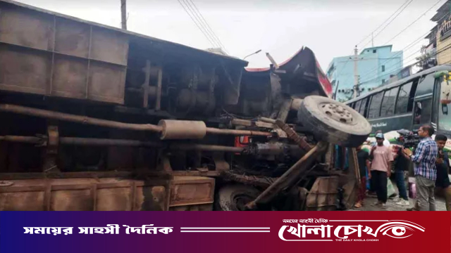 ঢাকায় ডিভাইডার ভেঙে বিপরীত লেনের বাসে ধাক্কা, নিহত চার