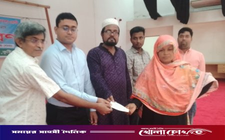 দৌলতপুরে প্রধানমন্ত্রীর ত্রাণ তহবিলের অনুদানের চেক বিতরণ