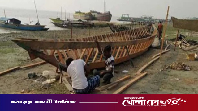 আসছে বর্ষা: নীলফামারীর তিস্তাপারে নৌকা তৈরি ও মেরামতের ধুম