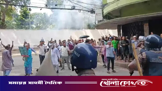 ইসলামী ব্যাংকের সামনে পুলিশের লাঠিচার্জ ও টিয়ারগ্যাস নিক্ষেপ