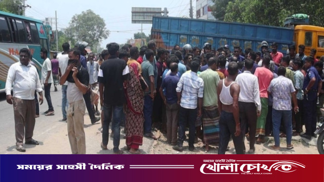 চলন্ত বাসের ডালা খুলে অটোরিকশায় ধাক্কা: নওগাঁয় যুবকের মর্মান্তিক মৃত্যু, আহত ২ শিশু
