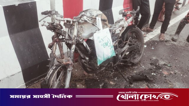 রাজশাহীতে ফ্লাইওভারে পুড়ল মোটরসাইকেল: প্রেমিকার অভিমান নাকি দুর্ঘটনা, তদন্তে পুলিশ