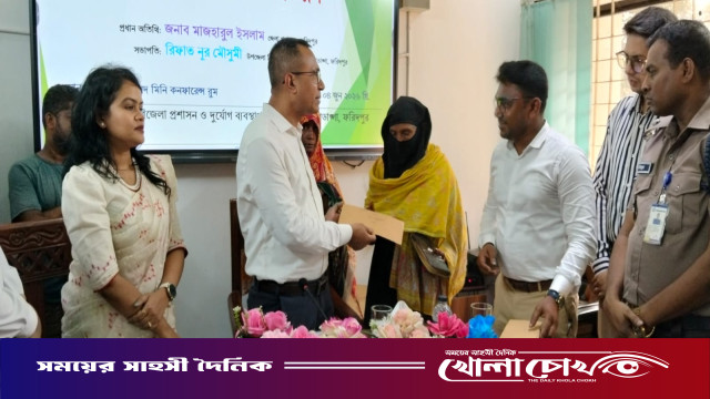 আলফাডাঙ্গায় দুর্যোগে ক্ষতিগ্রস্তদের পাশে জেলা প্রশাসক: ঢেউটিন ও নগদ অর্থ বিতরণ