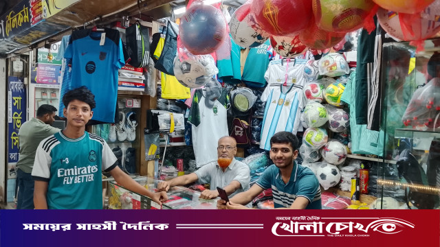 বিশ্বকাপ ফুটবলকে ঘিরে ফরিদপুরে জমজমাট জার্সি বিক্রি