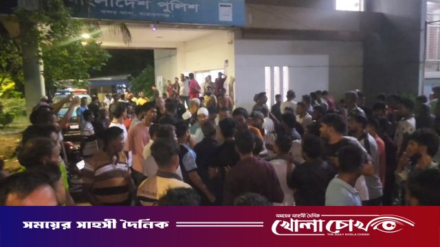 নারায়ণগঞ্জে ছিনতাইকারীর ছুরিকাঘাতে যুবকের মৃত্যু: মরদেহ নিয়ে থানা ঘেরাও, অভিযুক্ত এসআই প্রত্যাহার
