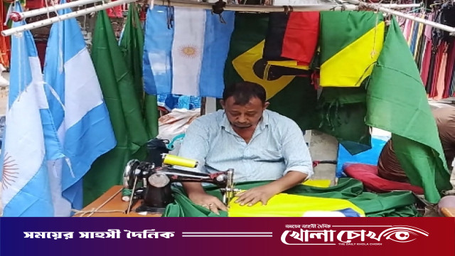 বিশ্বকাপের উত্তাপ ফরিদপুরে: পতাকা তৈরিতে ব্যস্ত দর্জিরা