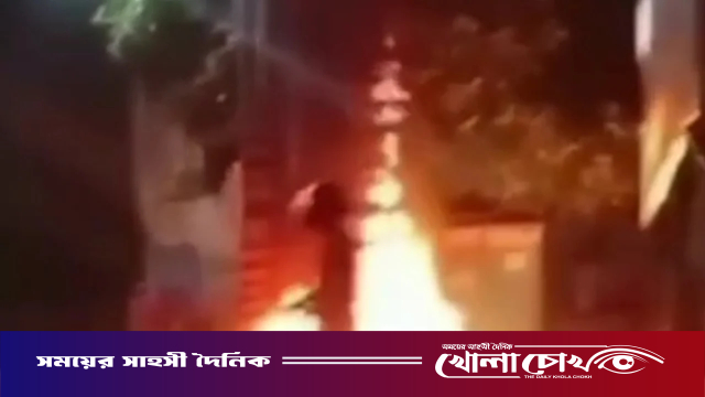 হাসিনা আসবে স্লোগান দিয়ে জুলাই স্মৃতিস্তম্ভে আগুন