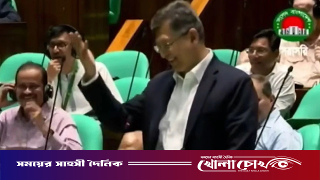 ধর্মমন্ত্রীর পক্ষে দাঁড়ালেন স্বরাষ্ট্রমন্ত্রী, বিরোধীদলের উচ্ছ্বাস