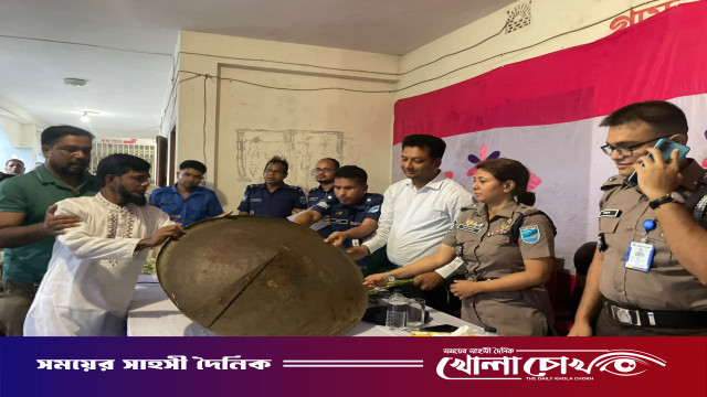 সংঘর্ষ নয়, শান্তির পথে সালথা; প্রশাসনের কাছে দেশীয় অস্ত্র জমা, ফুল দিয়ে বরণ