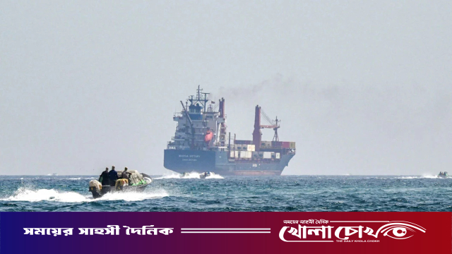 হরমুজ প্রণালিতে দুই জাহাজে ইরানের হামলা, বন্ধ নৌচলাচল