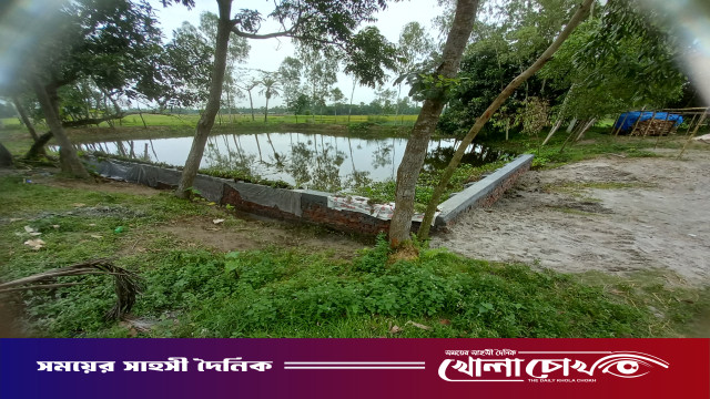 জলঢাকায় সরকারী অর্থে ব্যাক্তিগত পুকুরের গাইড ওয়াল নির্মাণ