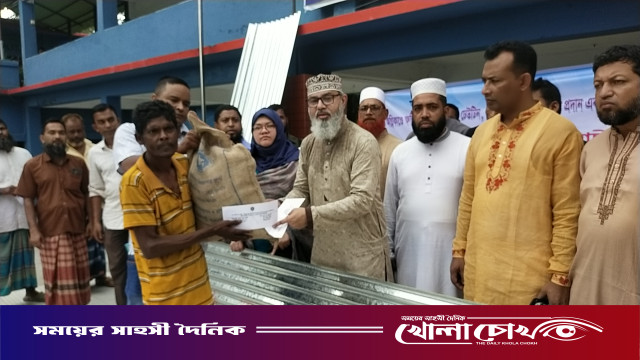 নাজিরপুরে জরাজীর্ণ বসতঘরের ছেঁড়া ছাউনি নিয়ে বেঁচে থাকা রহমানের পাশে দাঁড়ালেন- মাসুদ সাঈদী এমপি