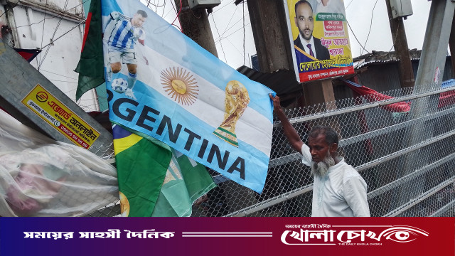 বিশ্বকাপের উন্মাদনায় ফরিদপুরে বেড়েছে প্রিন্টেড পতাকার চাহিদা